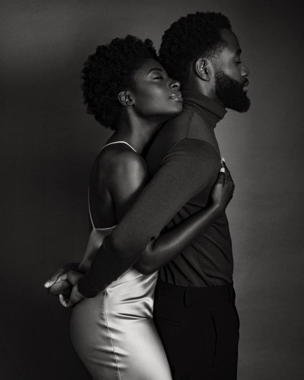 Парень и девушка черно белые