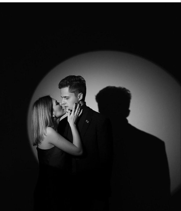 Парень и девушка черно белые