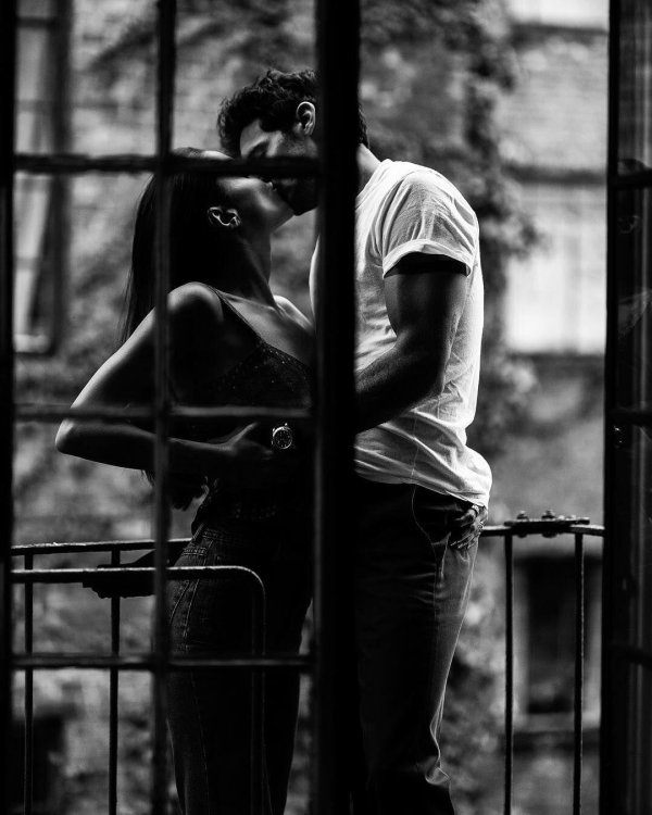 Парень и девушка черно белые