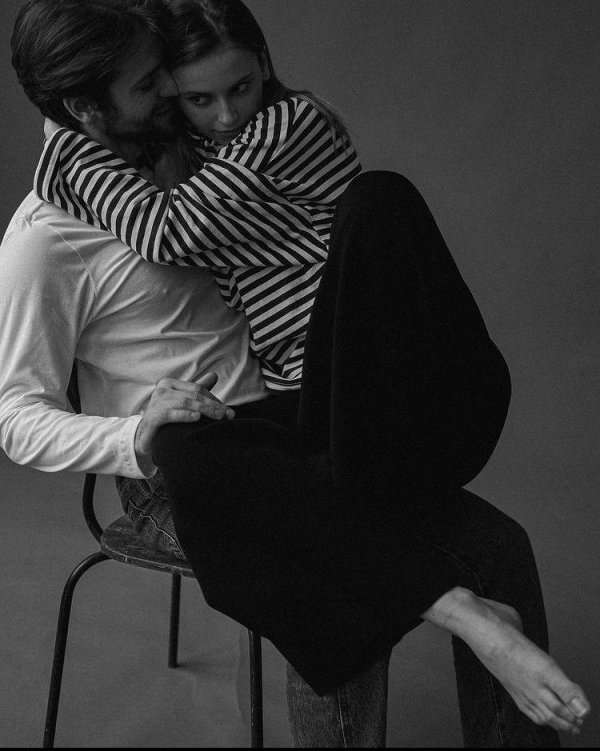 Парень и девушка черно белые