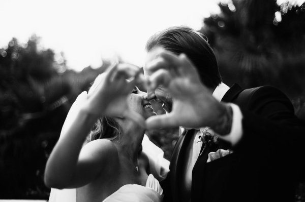 Парень и девушка черно белые