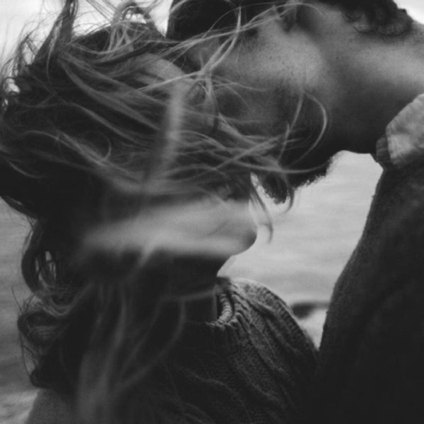 Парень и девушка черно белые