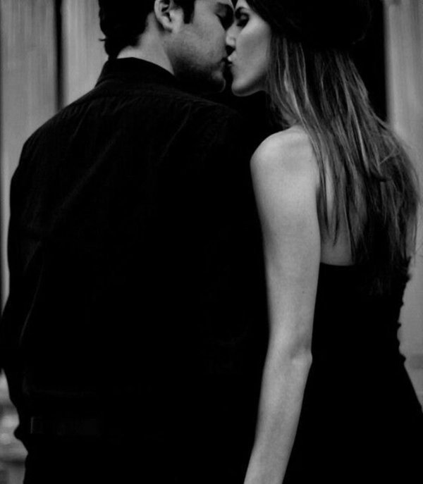 Парень и девушка черно белые