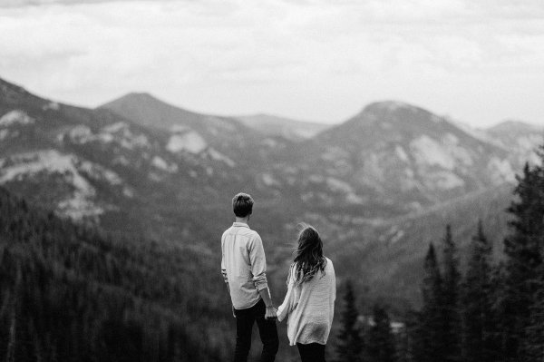 Парень и девушка черно белые