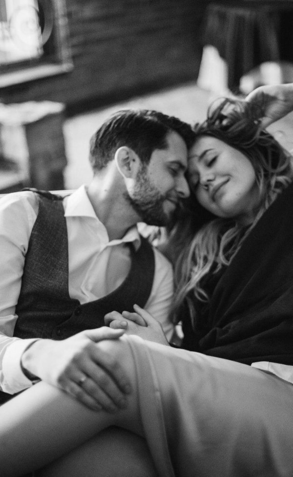 Парень и девушка черно белые