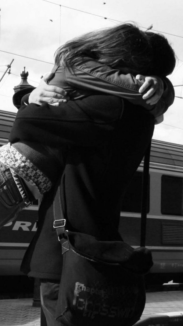 Парень и девушка черно белые