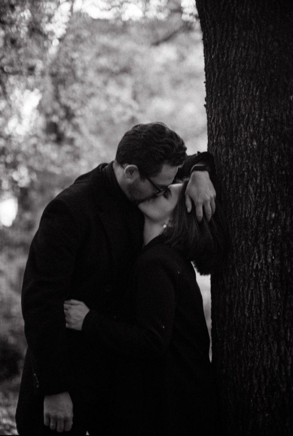 Парень и девушка черно белые