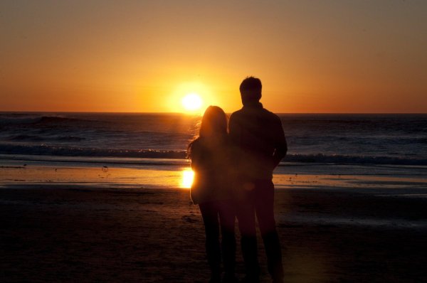 Девушка и парень на закате