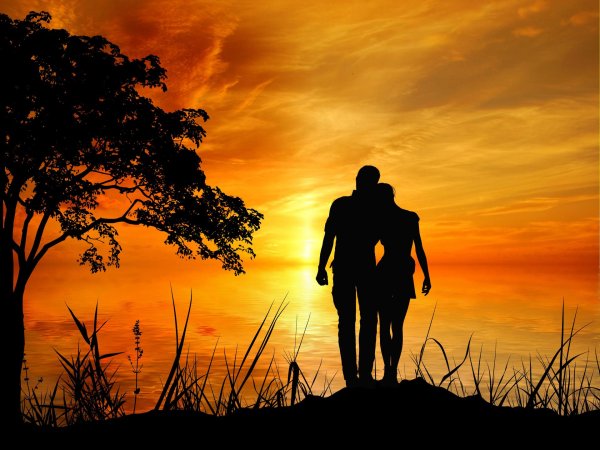 Девушка и парень на закате