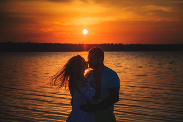 Девушка и парень на закате