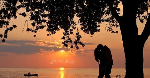 Девушка и парень на закате