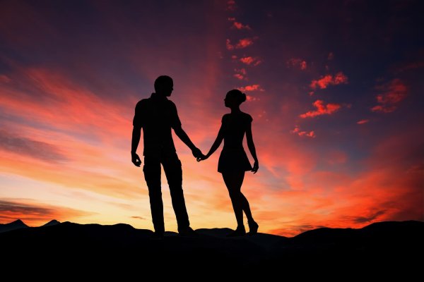 Девушка и парень на закате