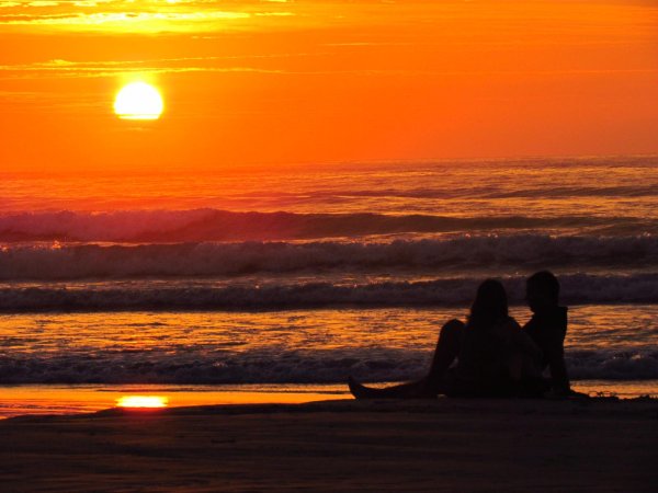 Девушка и парень на закате