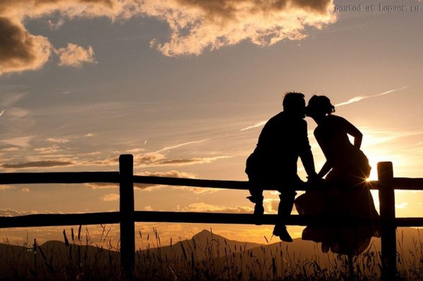 Девушка и парень на закате