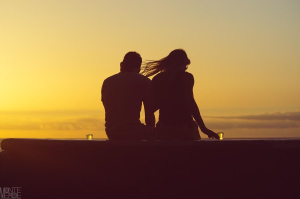 Девушка и парень на закате