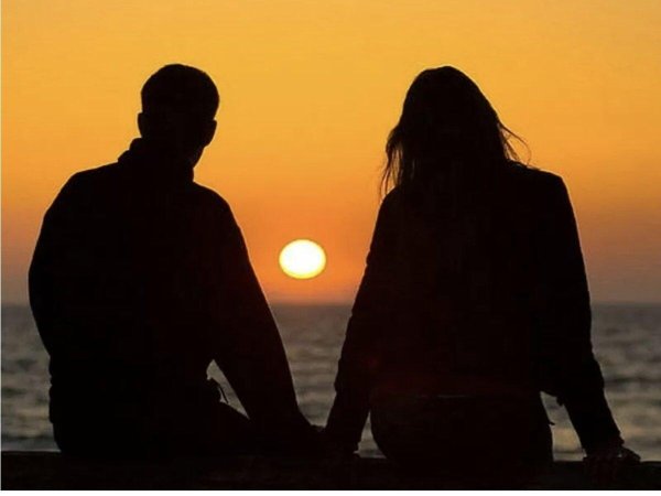 Девушка и парень на закате