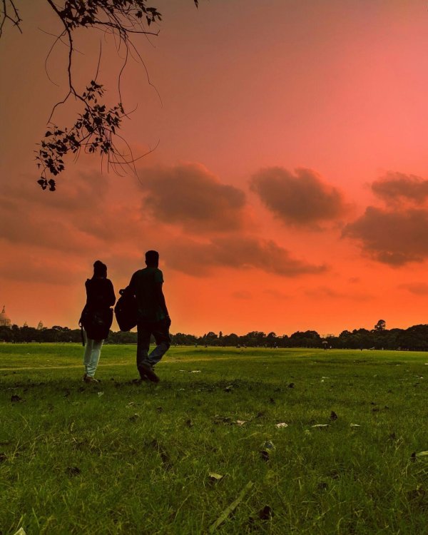 Девушка и парень на закате