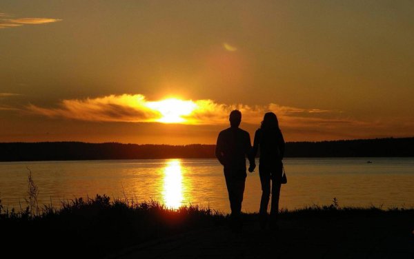 Девушка и парень на закате