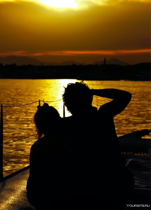 Девушка и парень на закате