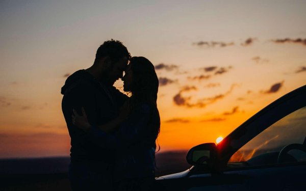 Девушка и парень на закате