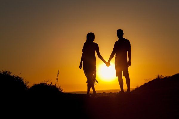 Девушка и парень на закате