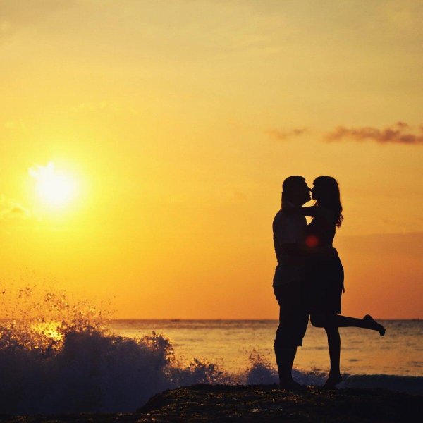 Девушка и парень на закате