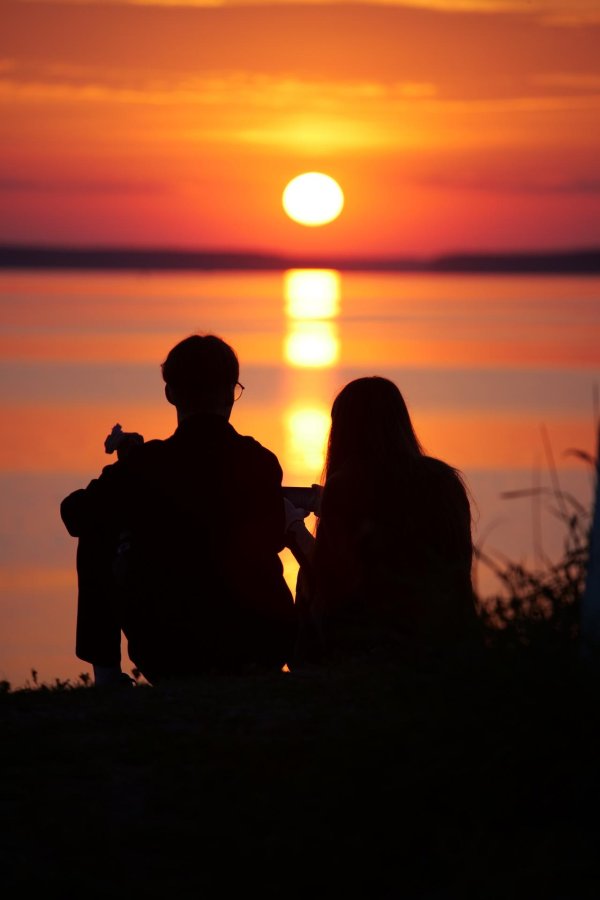 Девушка и парень на закате