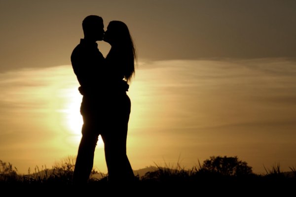 Девушка и парень на закате