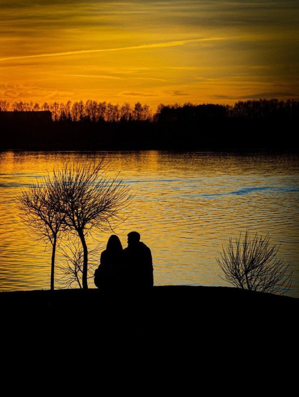 Девушка и парень на закате