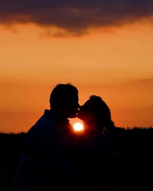 Девушка и парень на закате