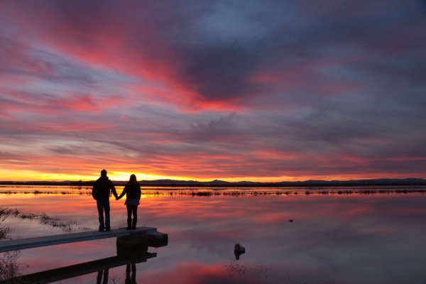 Девушка и парень на закате