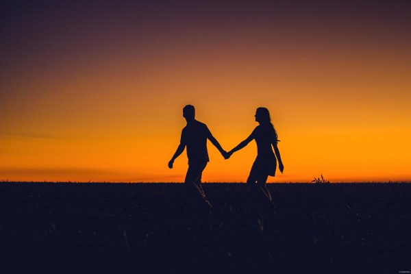 Девушка и парень на закате