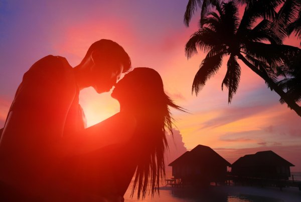 Девушка и парень на закате