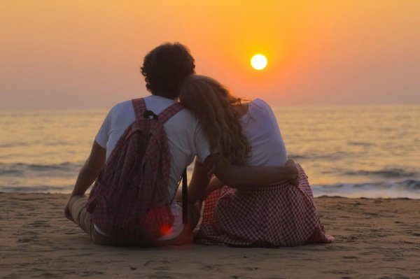 Девушка и парень на закате