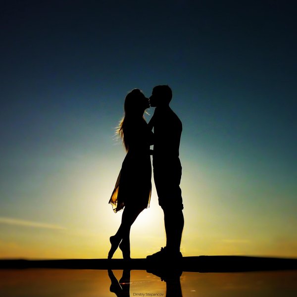 Девушка и парень на закате