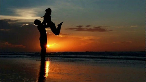 Девушка и парень на закате