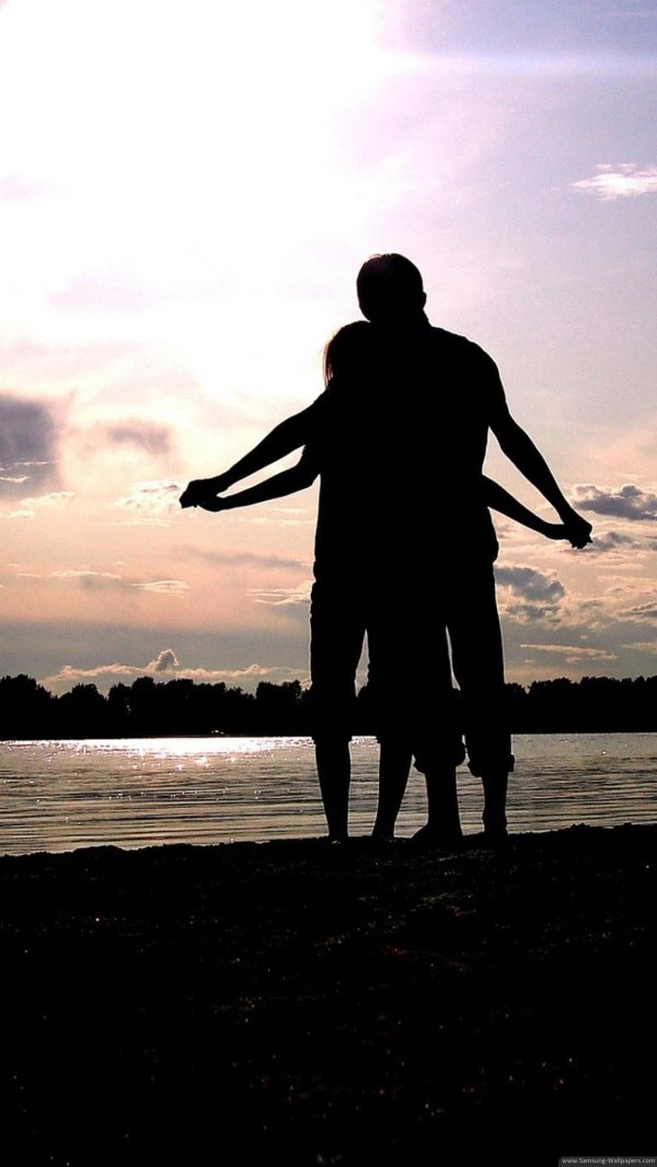 Девушка и парень на закате