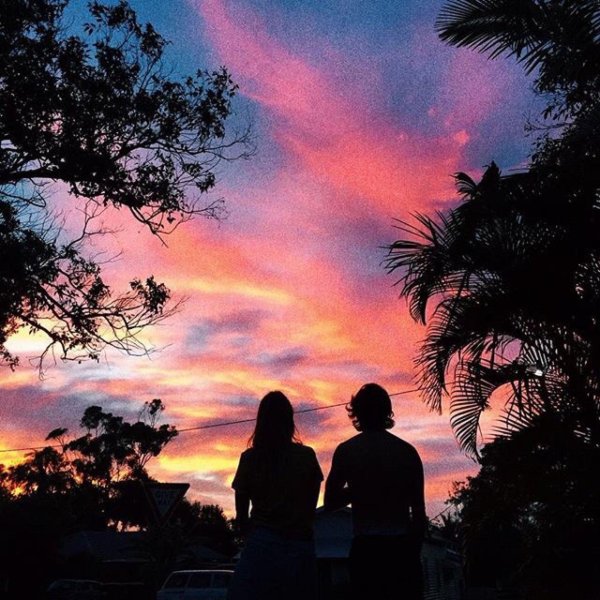 Девушка и парень на закате