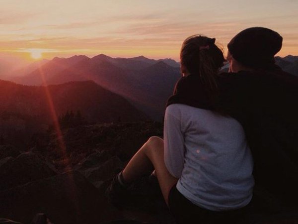 Девушка и парень на закате