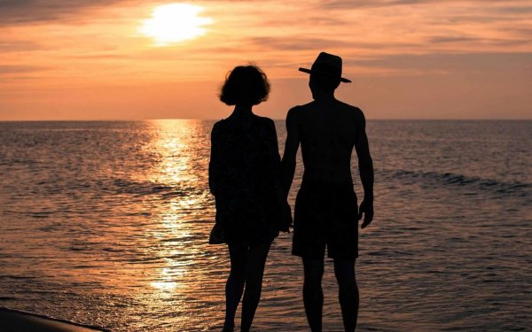 Девушка и парень на закате