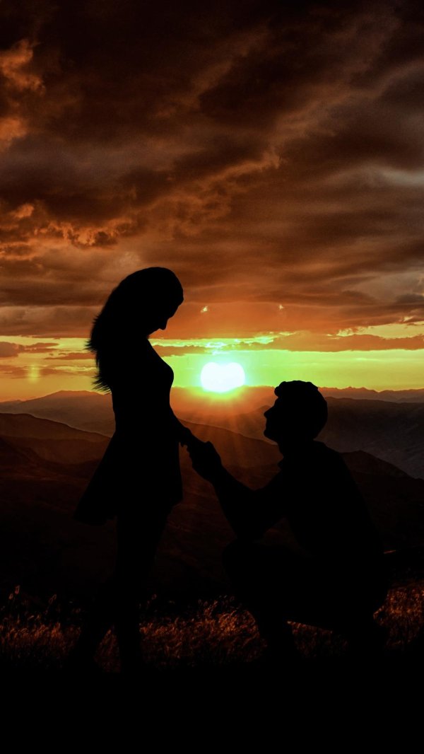 Девушка и парень на закате