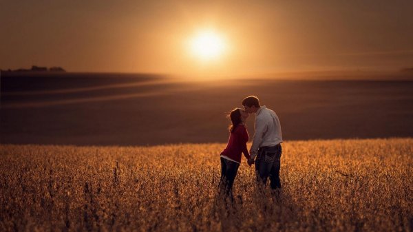 Девушка и парень на закате