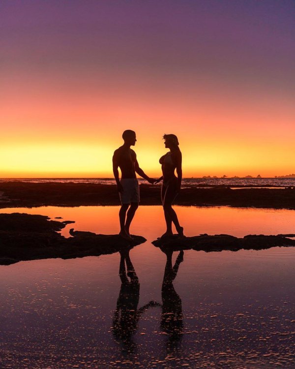 Девушка и парень на закате