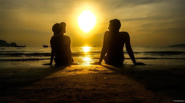 Девушка и парень на закате