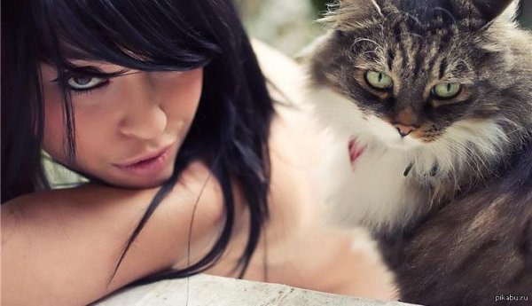 На аватарку девушка с кошкой
