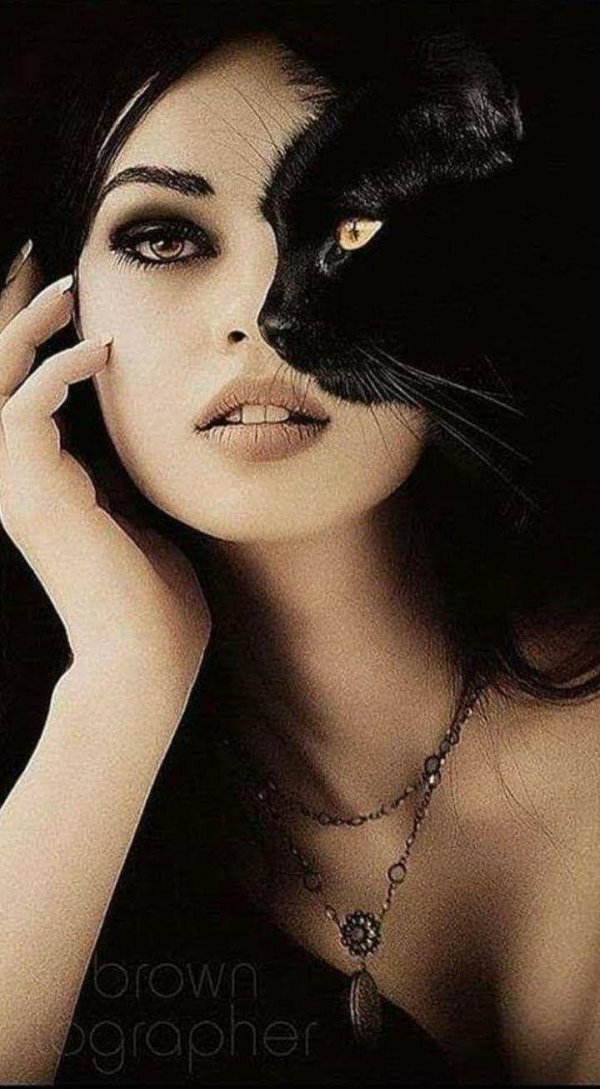 На аватарку девушка с кошкой