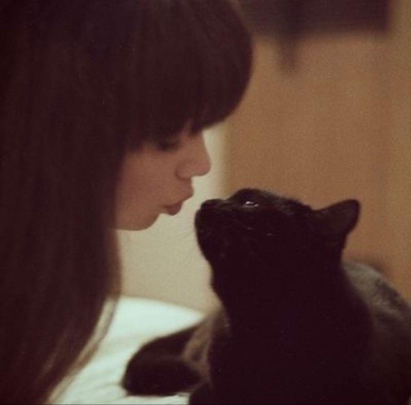 На аватарку девушка с кошкой