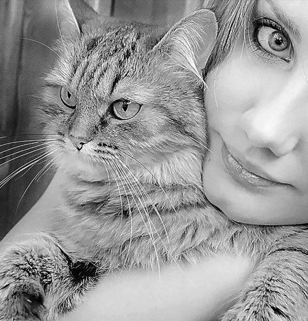 На аватарку девушка с кошкой