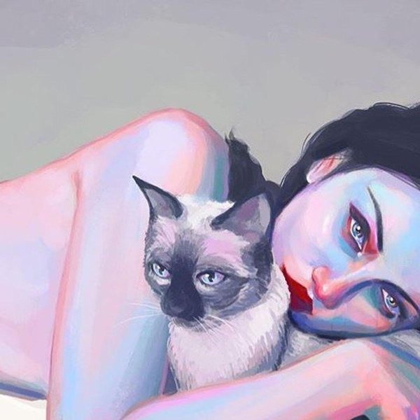 На аватарку девушка с кошкой