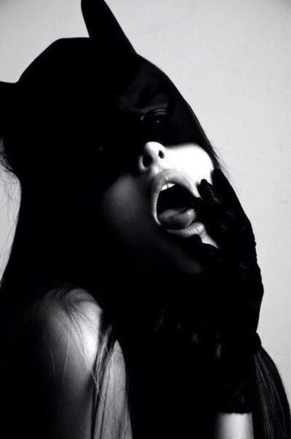 На аватарку девушка с кошкой